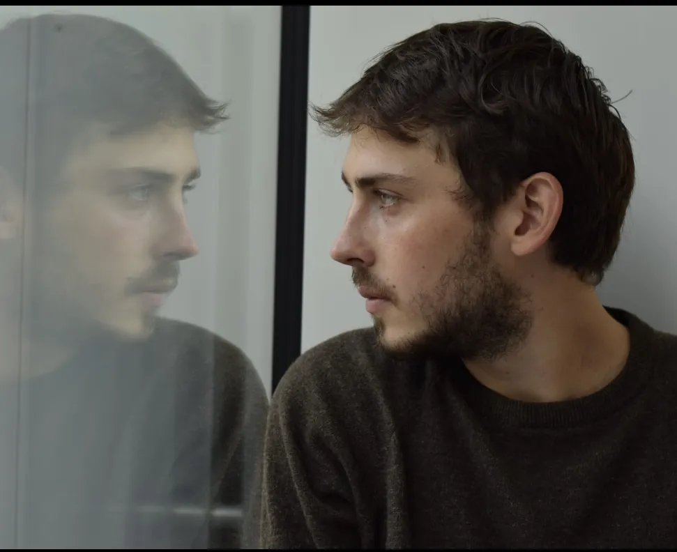 Tobias Sill im Profil mit Spiegelung